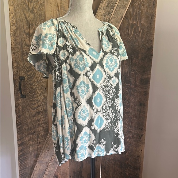 Light Patterned Women's Blouse - Picture 4 of 9